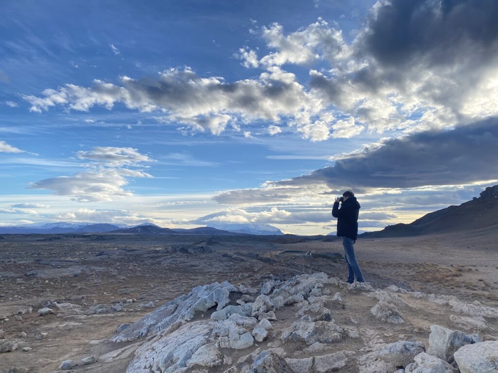 Hauke beim Fotografieren in der isländischen Berglandschaft