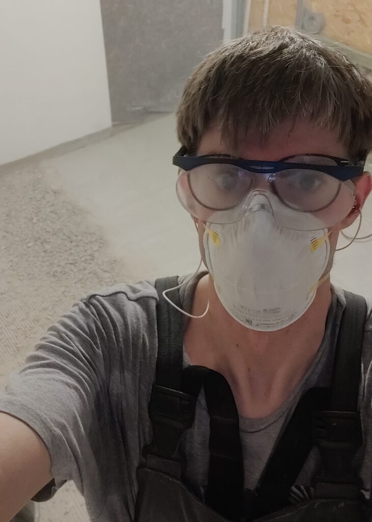 Hauke beim Fliesenstemmen im Keller