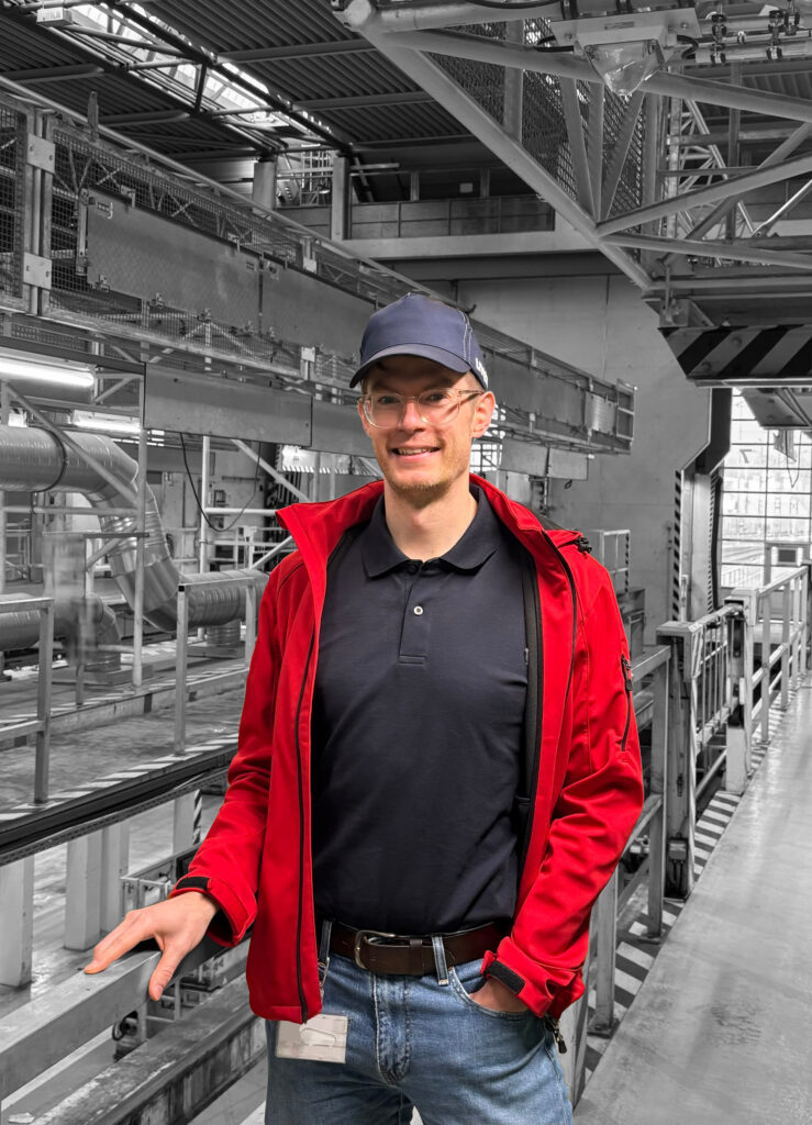 Hauke Stelling, Autor des Smart Factory Cosmos Blogs, in einer Fabrik