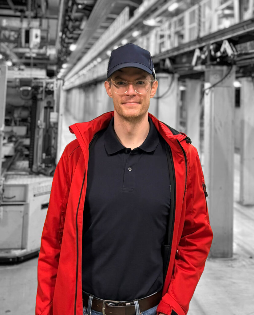 Hauke Stelling, Autor des Smart Factory Cosmos Blogs, in einer Fabrik.