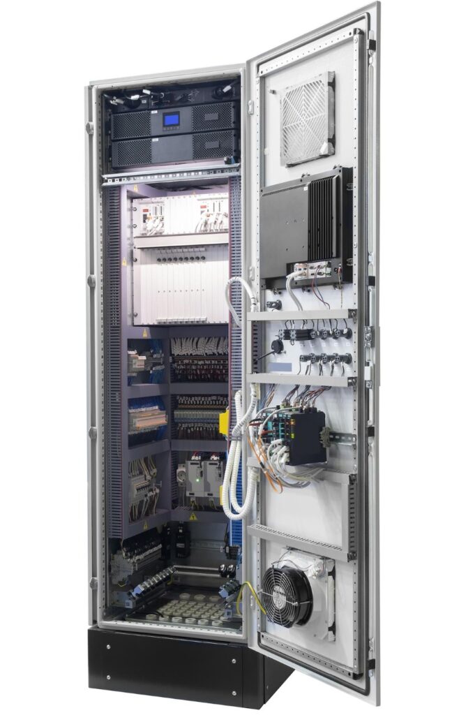 Komplexes Innenleben eines Schaltschranks