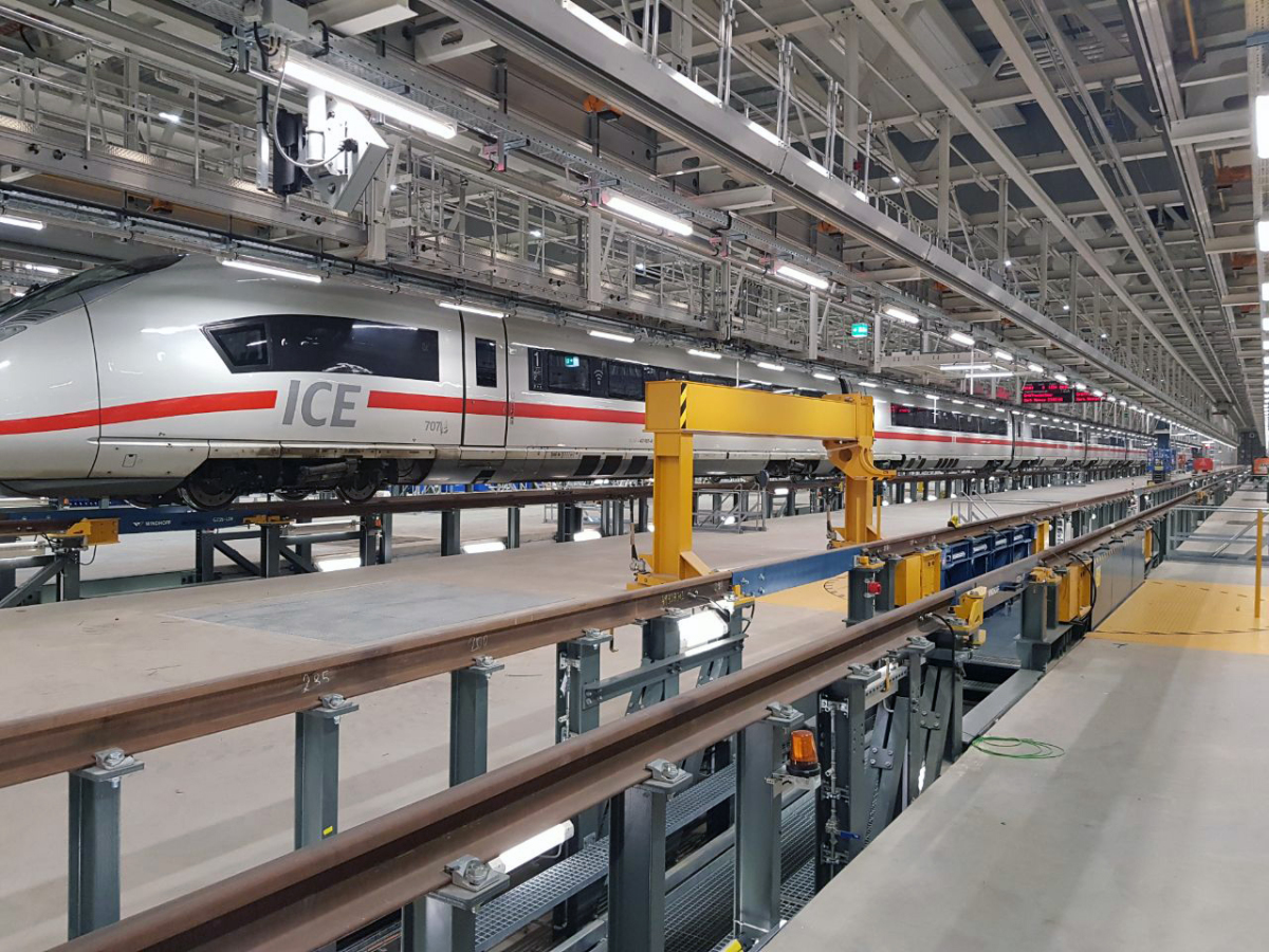 Ein Zug steht in einem Werk zur Instandhaltung
