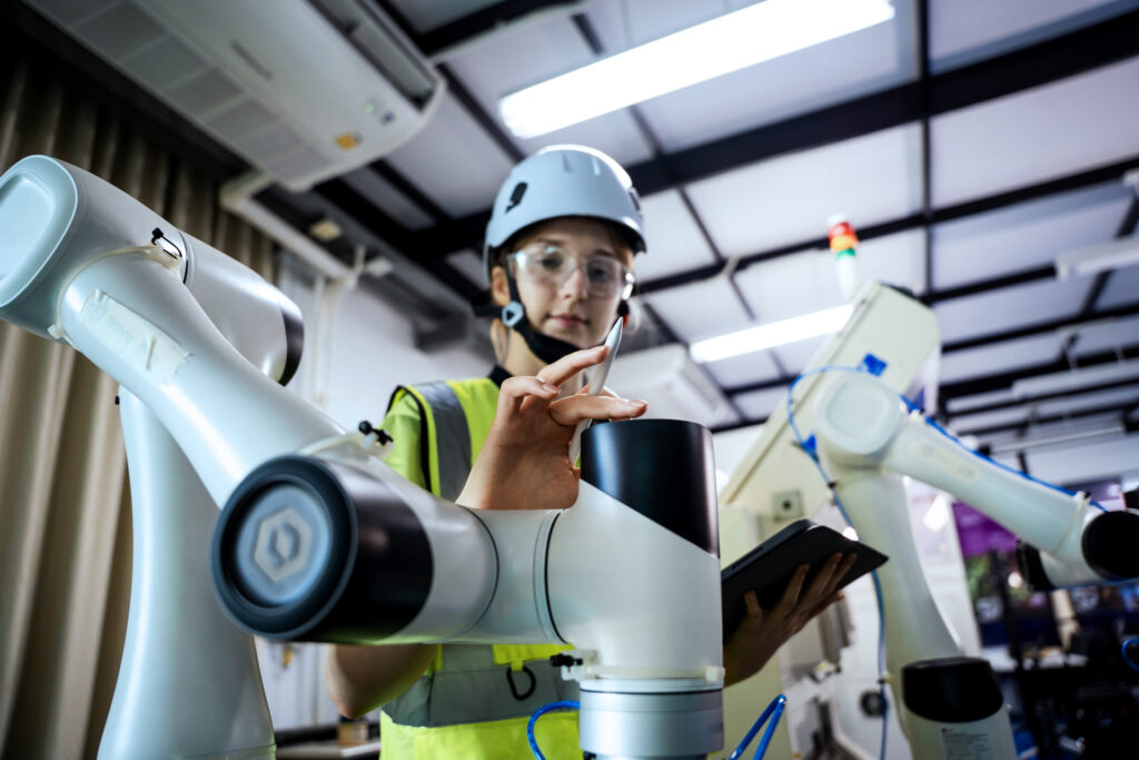 Eine Frau arbeitet mit einem Cobot