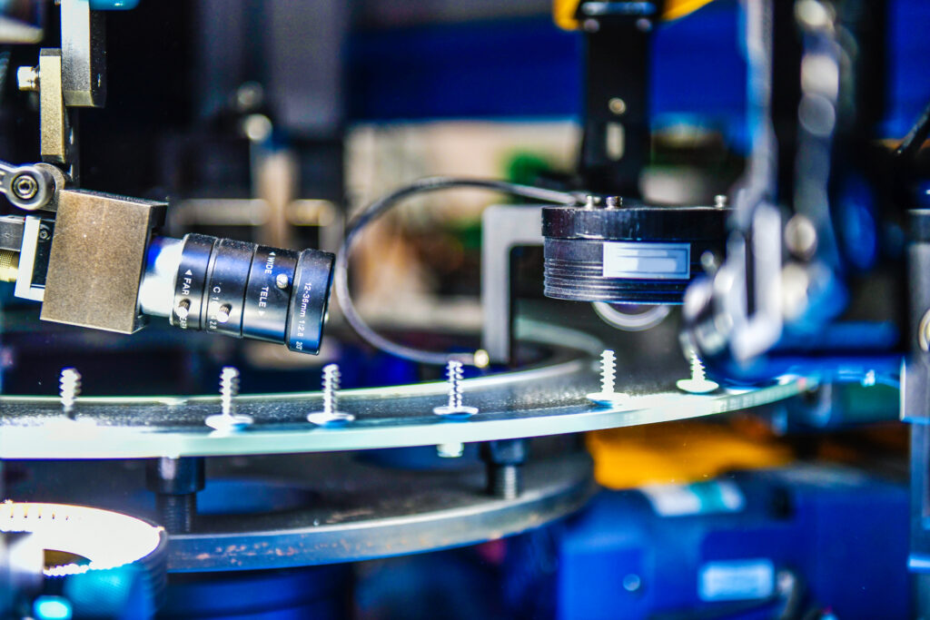 Eine Kamera inspiziert eine Produktion